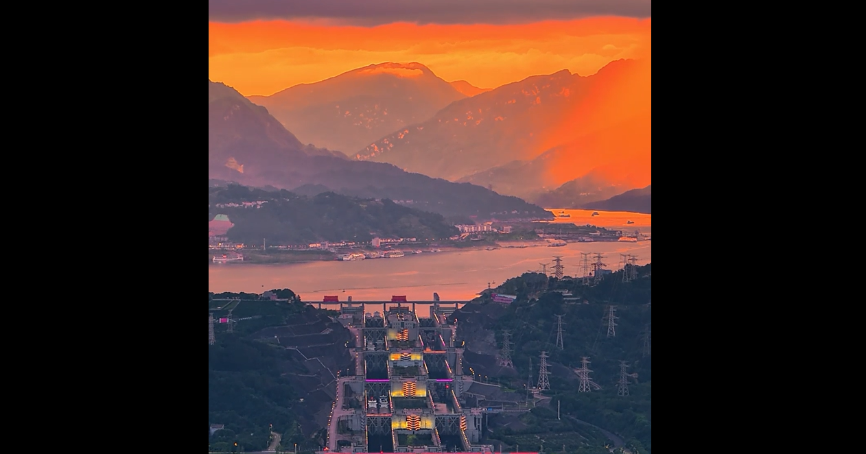 Evening glow: Stunning light and shadow at Three Gorges ship locks