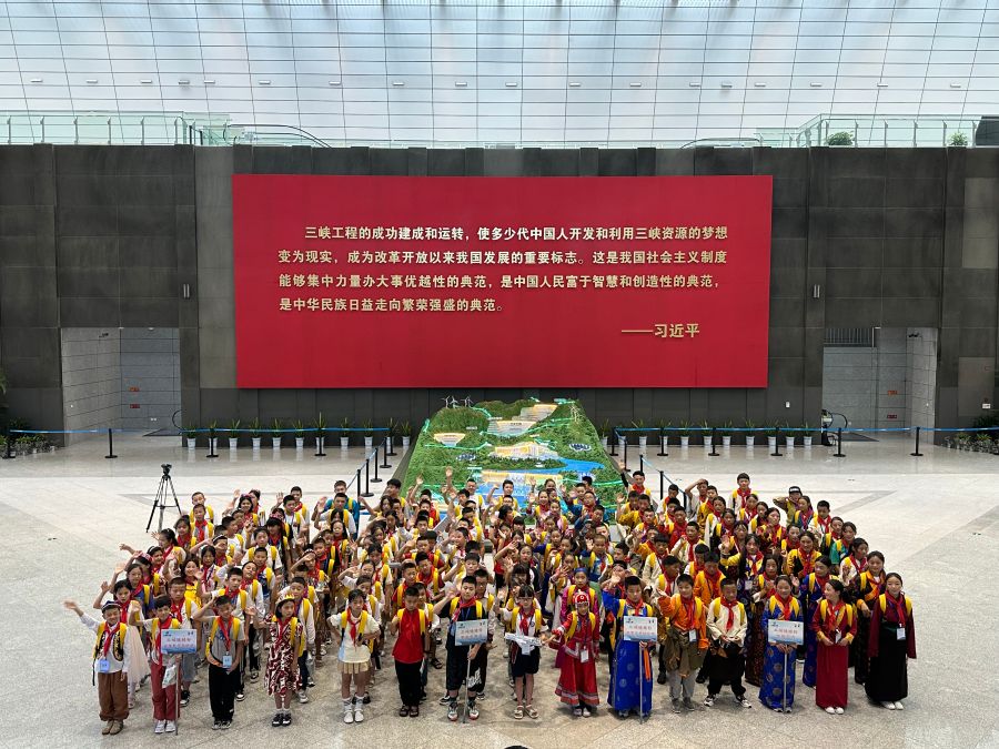 來自新疆、西藏、內蒙古、重慶等地的三峽娃娃在三峽工程博物館合影留念。黃欣拍攝